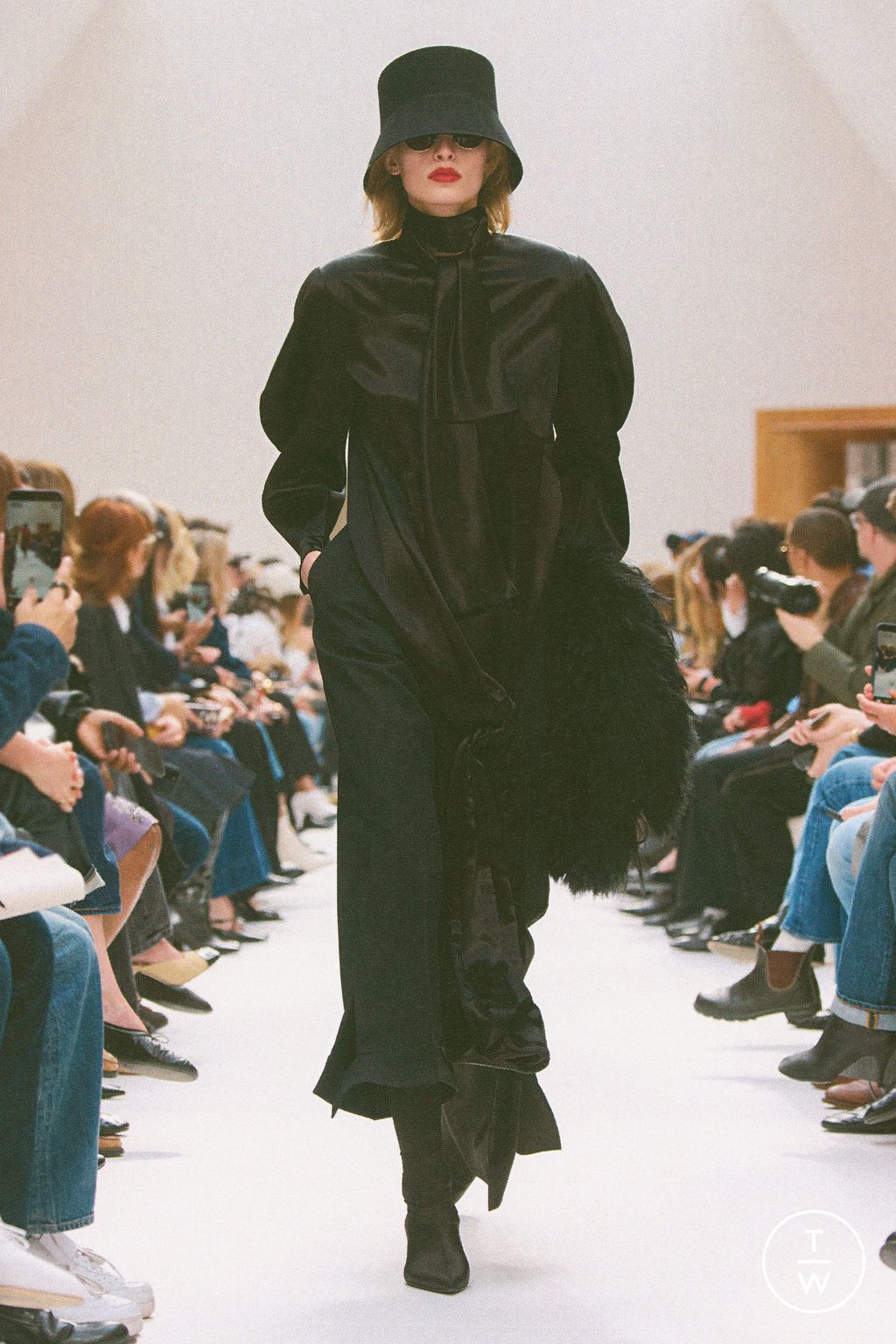 Fashion Week Paris Fall/Winter 2026 look 34 from the Celine collection 女装