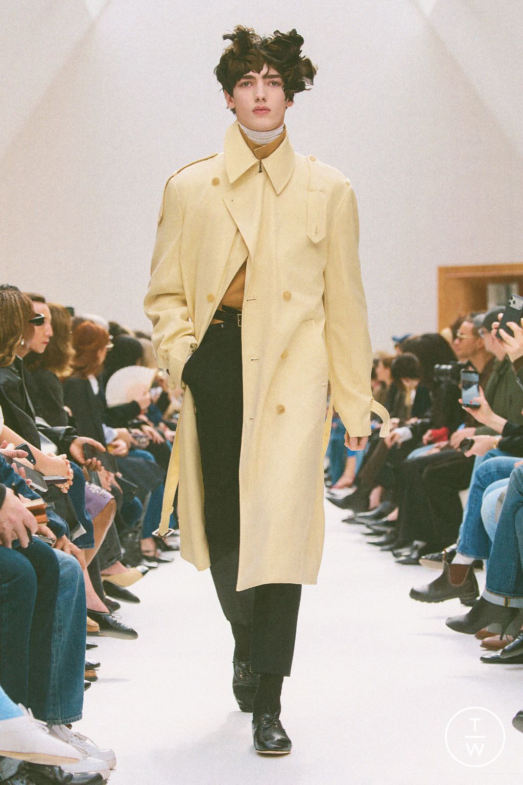 Fashion Week Paris Fall/Winter 2026 look 38 from the Celine collection womenswear