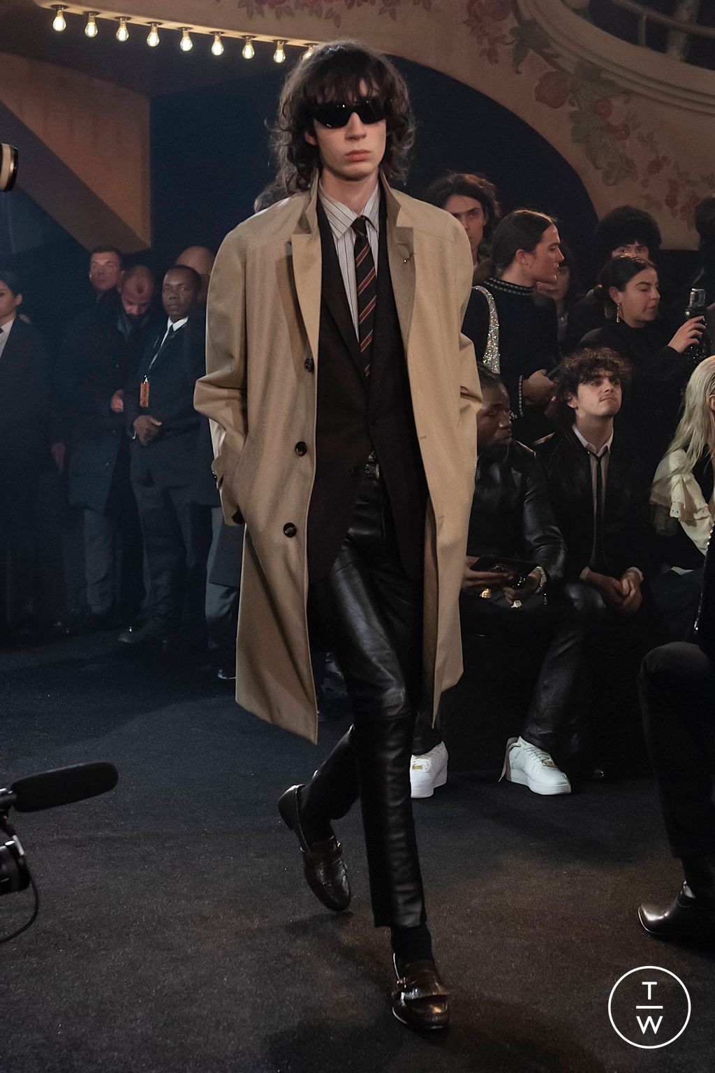 Fashion Week Paris Fall/Winter 2023 look 27 from the Celine collection menswear