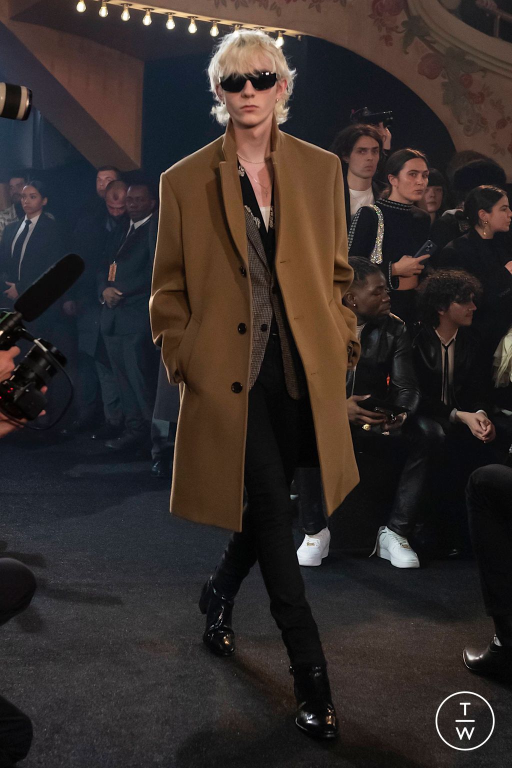 Fashion Week Paris Fall/Winter 2023 look 35 from the Celine collection menswear