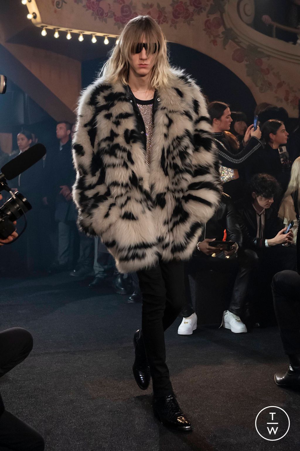 Fashion Week Paris Fall/Winter 2023 look 54 from the Celine collection menswear