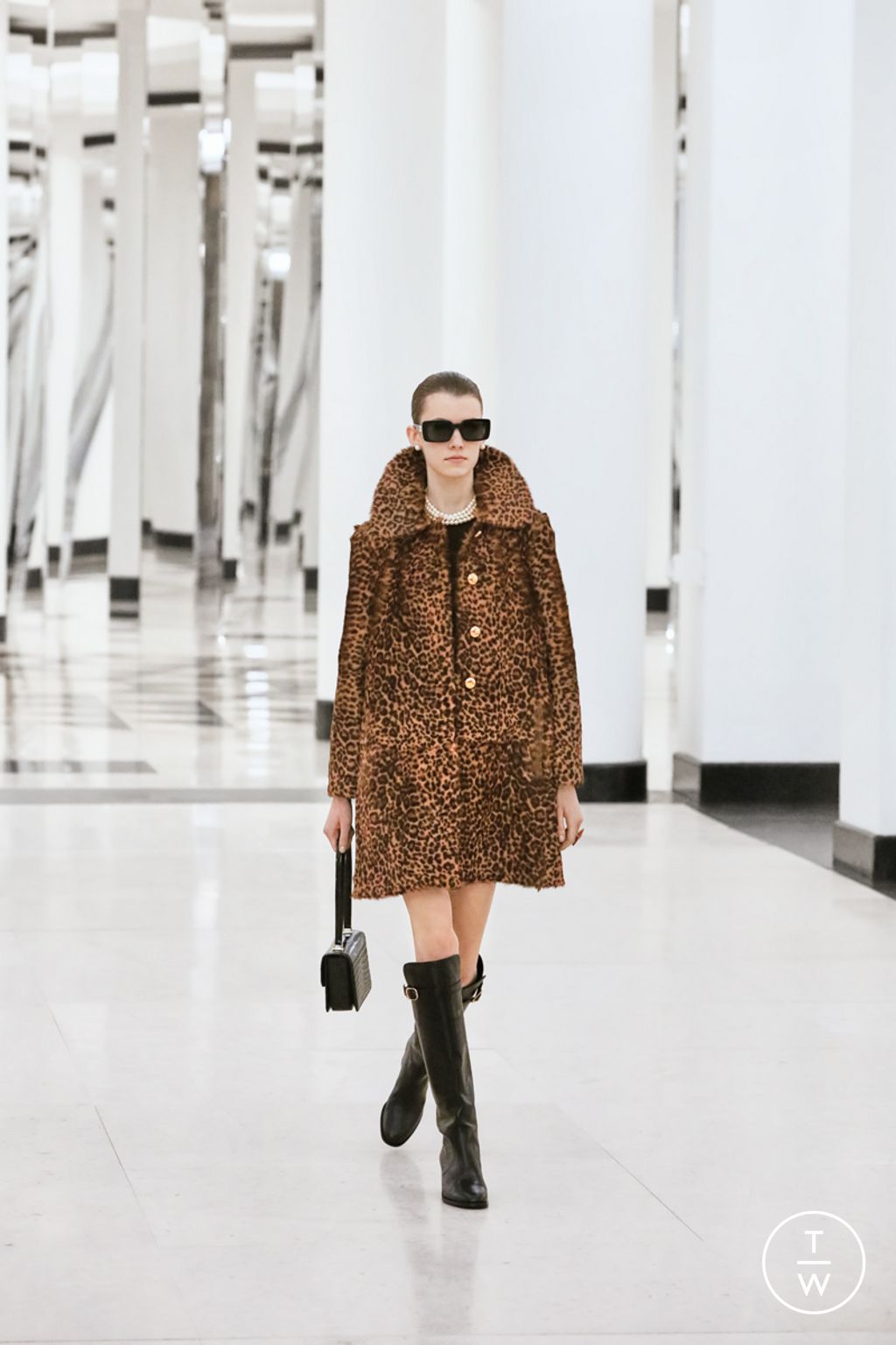 Fashion Week Paris Fall/Winter 2024 look 15 from the Celine collection womenswear