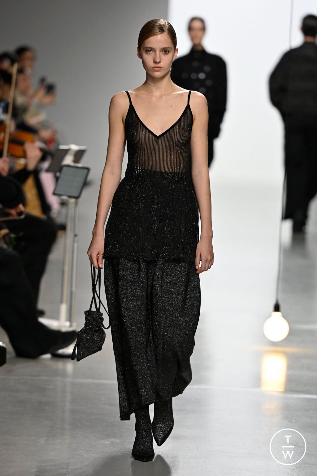 Fashion Week Paris Fall/Winter 2024 look 32 from the CFCL collection 女装