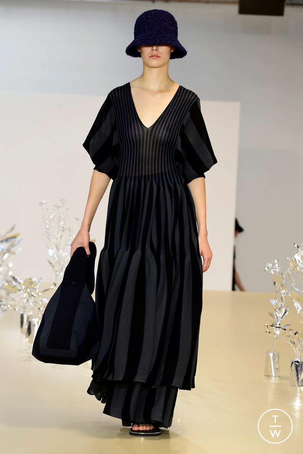 Fashion Week Paris Spring/Summer 2024 look 11 from the CFCL collection 女装