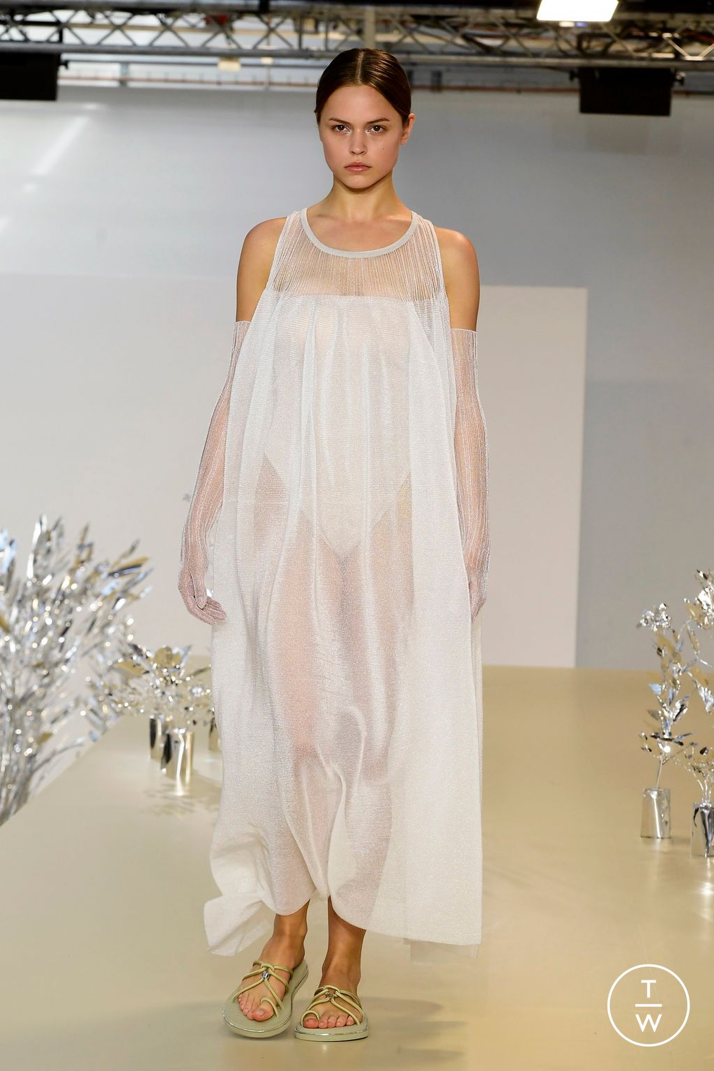 Fashion Week Paris Spring/Summer 2024 look 24 from the CFCL collection 女装