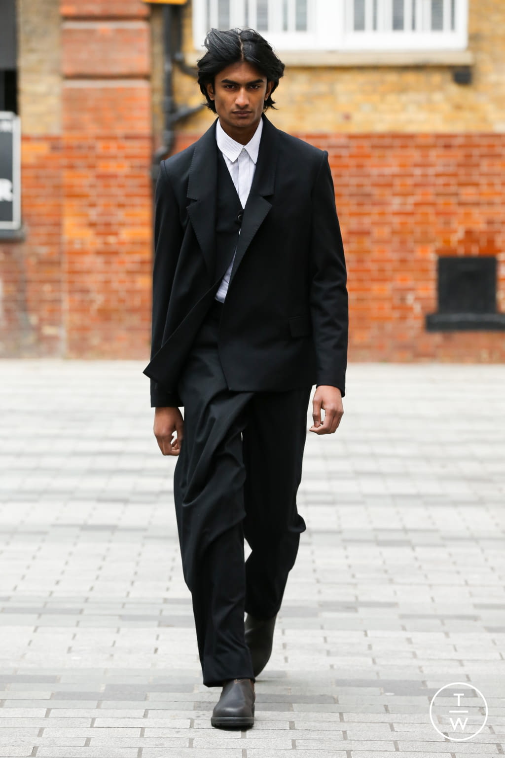 Fashion Week London Fall/Winter 2020 look 10 from the Chalayan collection menswear
