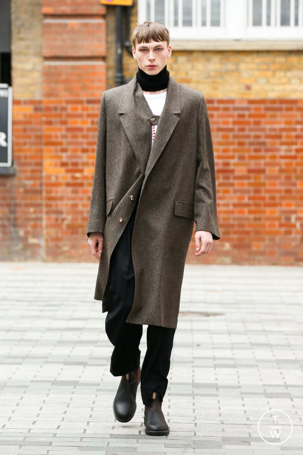Fashion Week London Fall/Winter 2020 look 2 from the Chalayan collection menswear