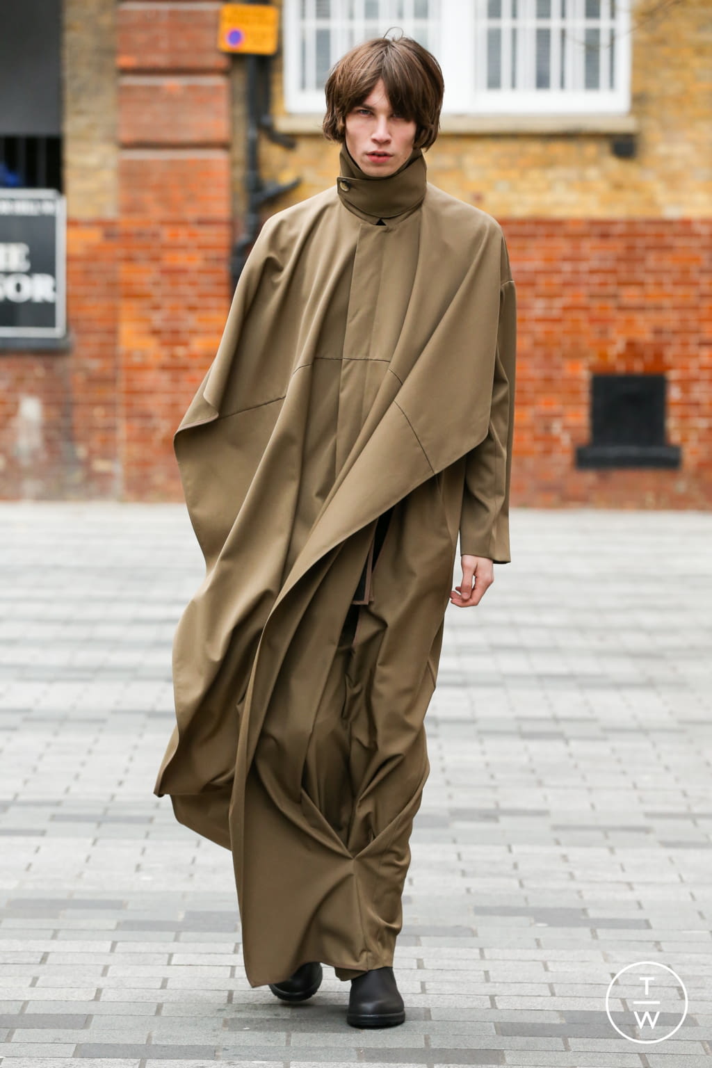 Fashion Week London Fall/Winter 2020 look 22 from the Chalayan collection menswear