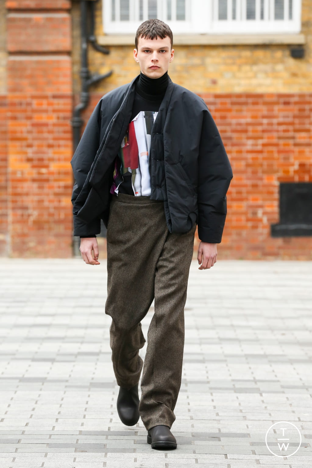 Fashion Week London Fall/Winter 2020 look 3 from the Chalayan collection 男装