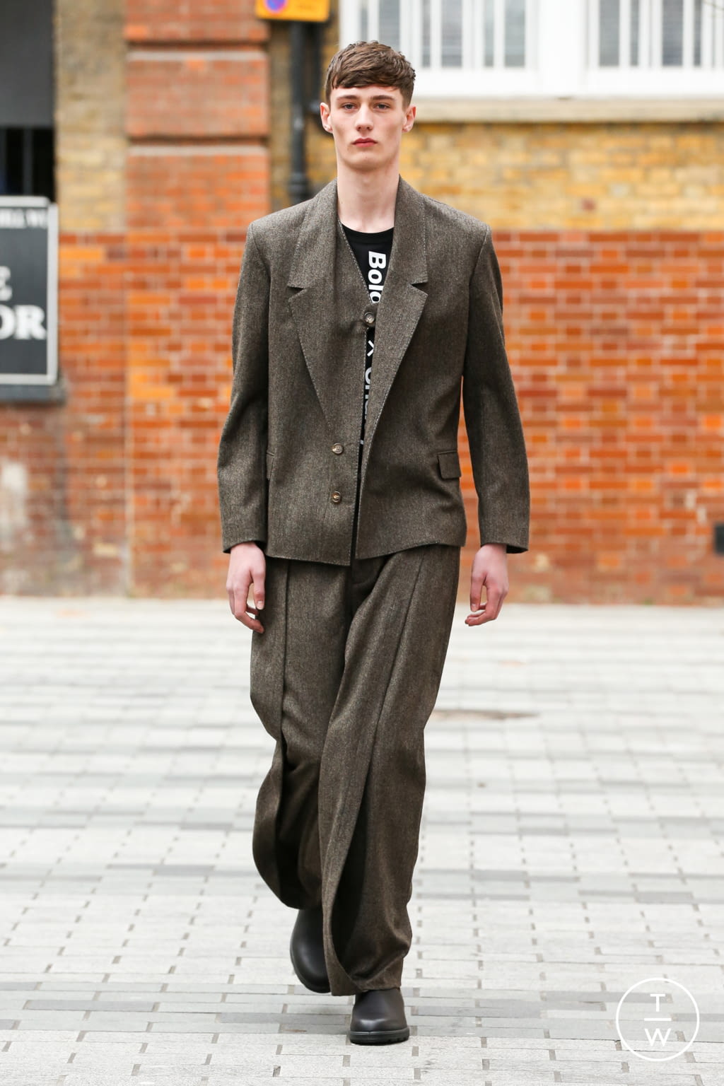 Fashion Week London Fall/Winter 2020 look 4 from the Chalayan collection 男装