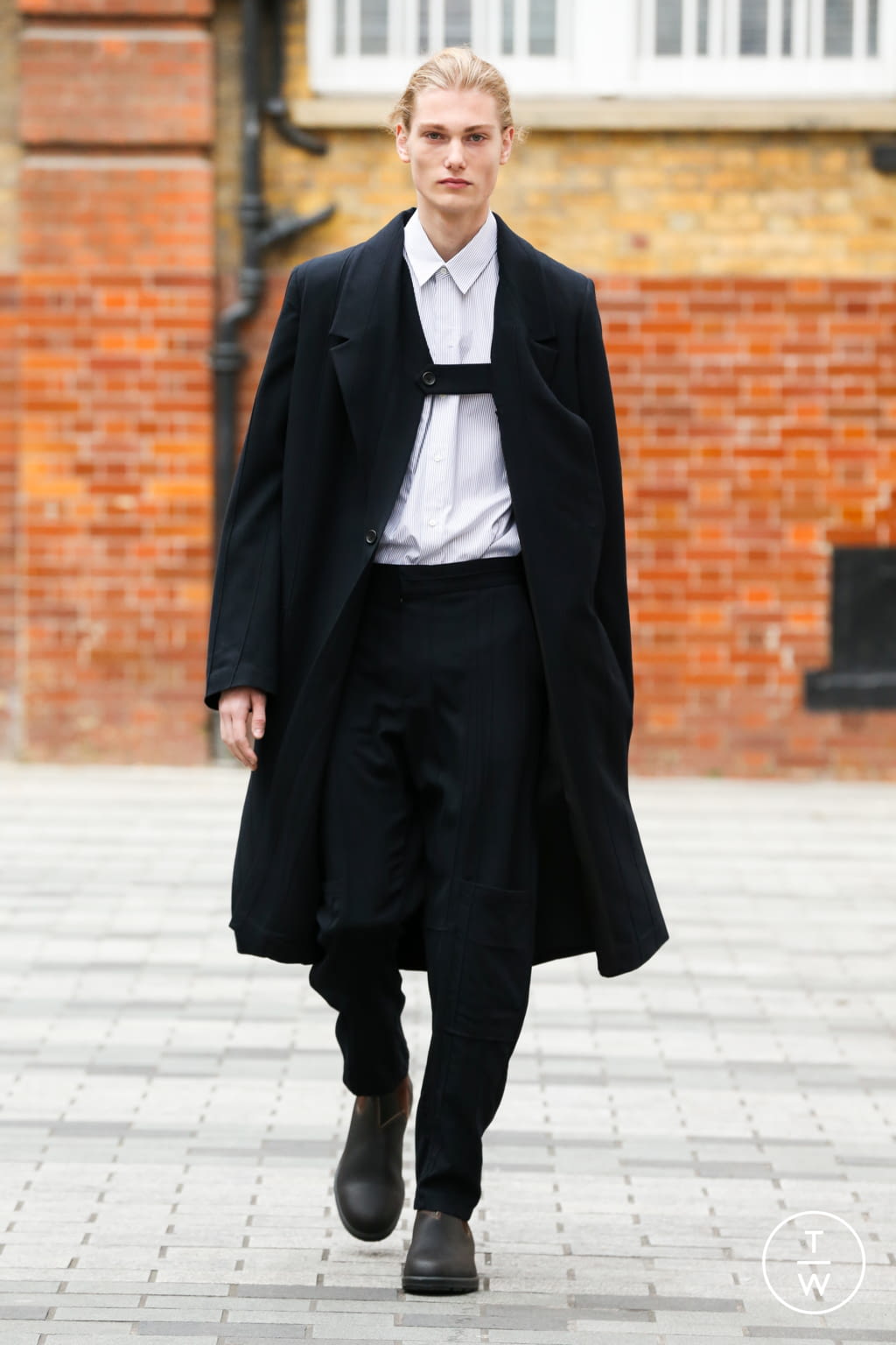 Fashion Week London Fall/Winter 2020 look 8 from the Chalayan collection menswear