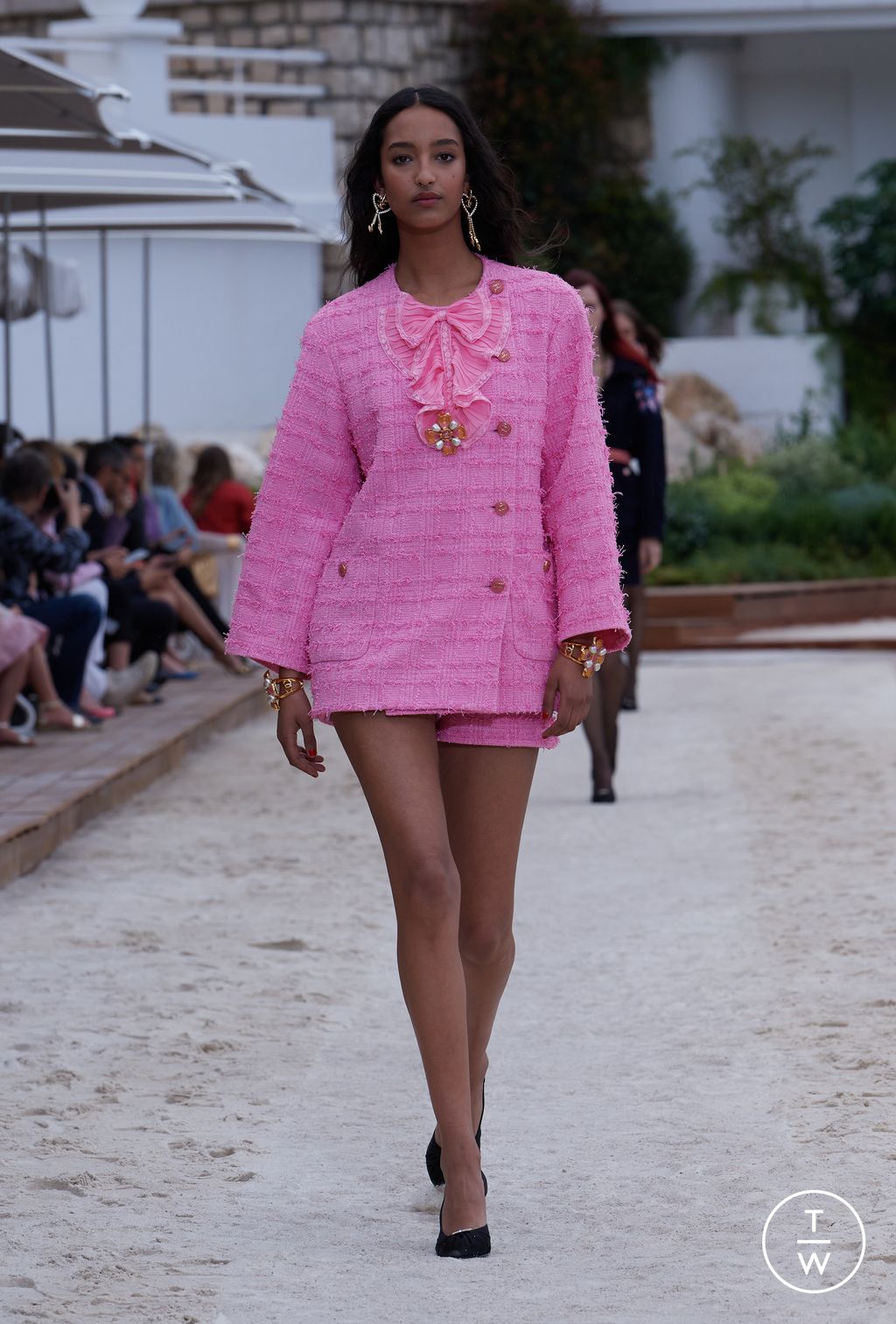 Chanel Resort 2018 collection, runway looks, beauty, models, and reviews.