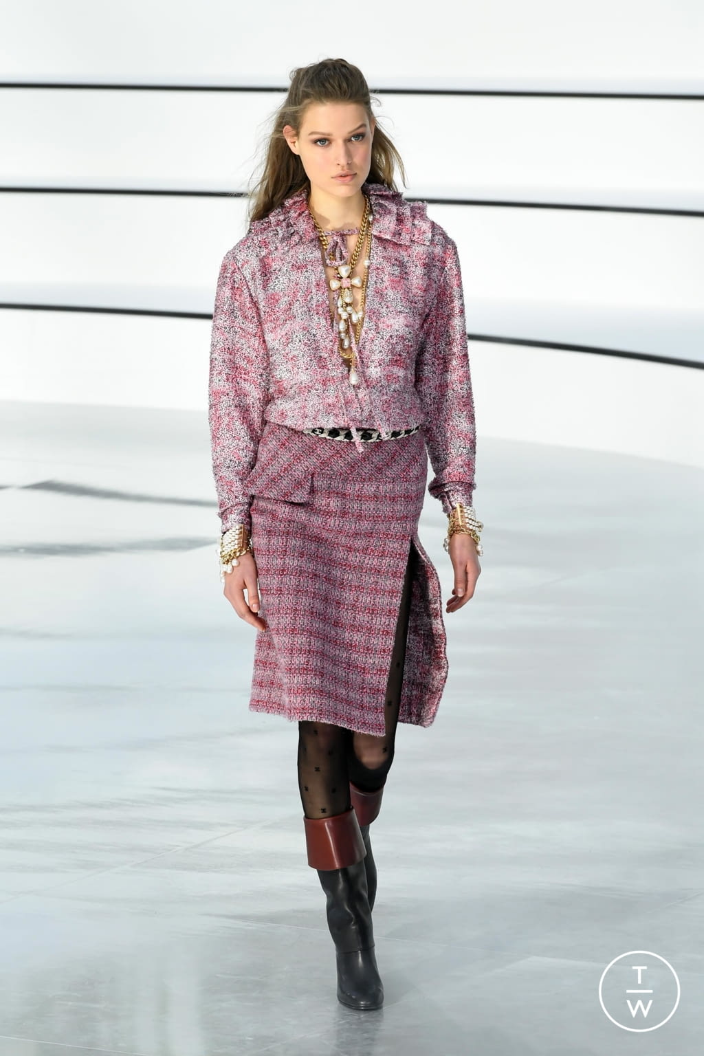 Fashion Week Paris Fall/Winter 2020 look 22 from the Chanel collection womenswear