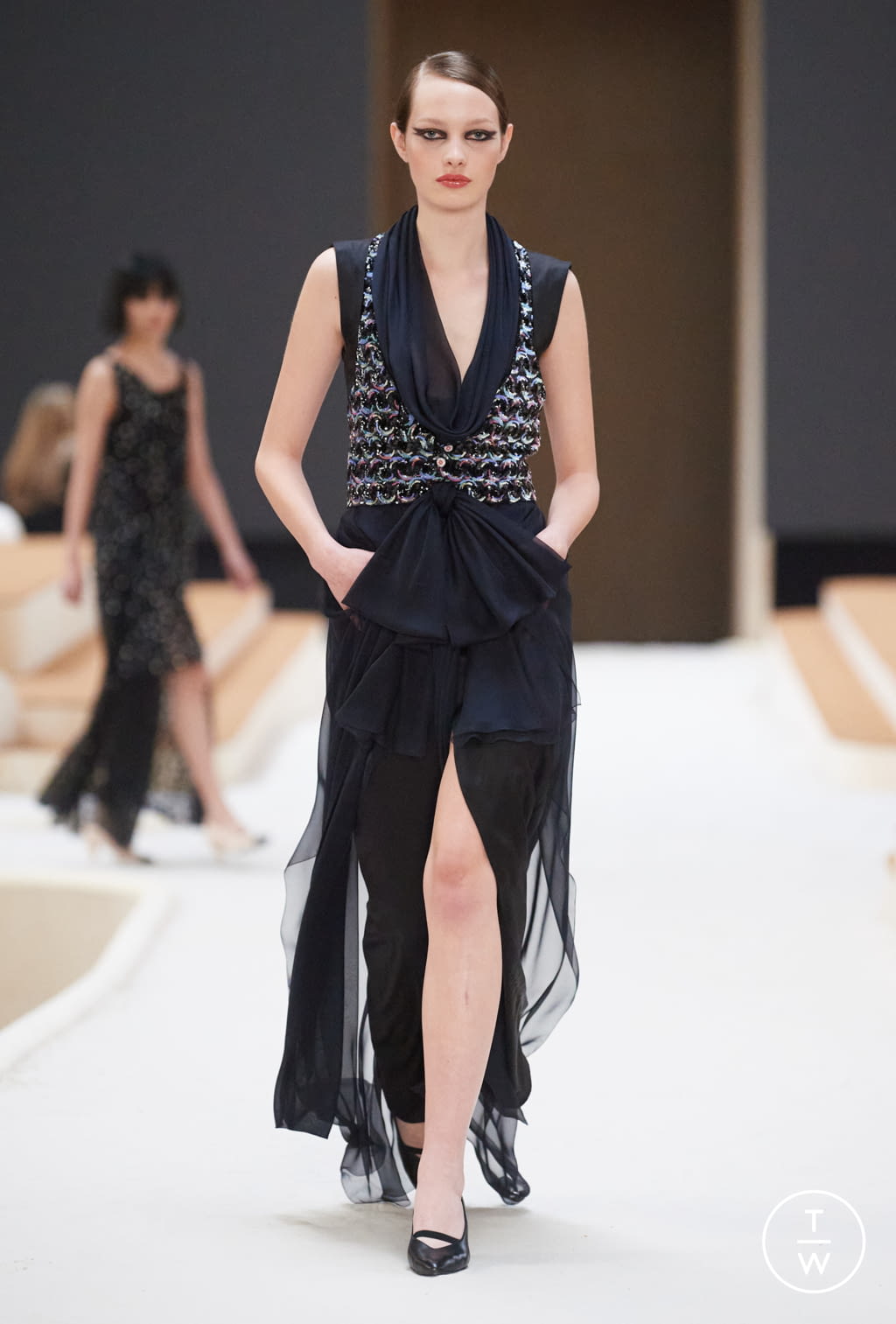 Fashion Week Paris Spring/Summer 2022 look 33 from the Chanel collection couture