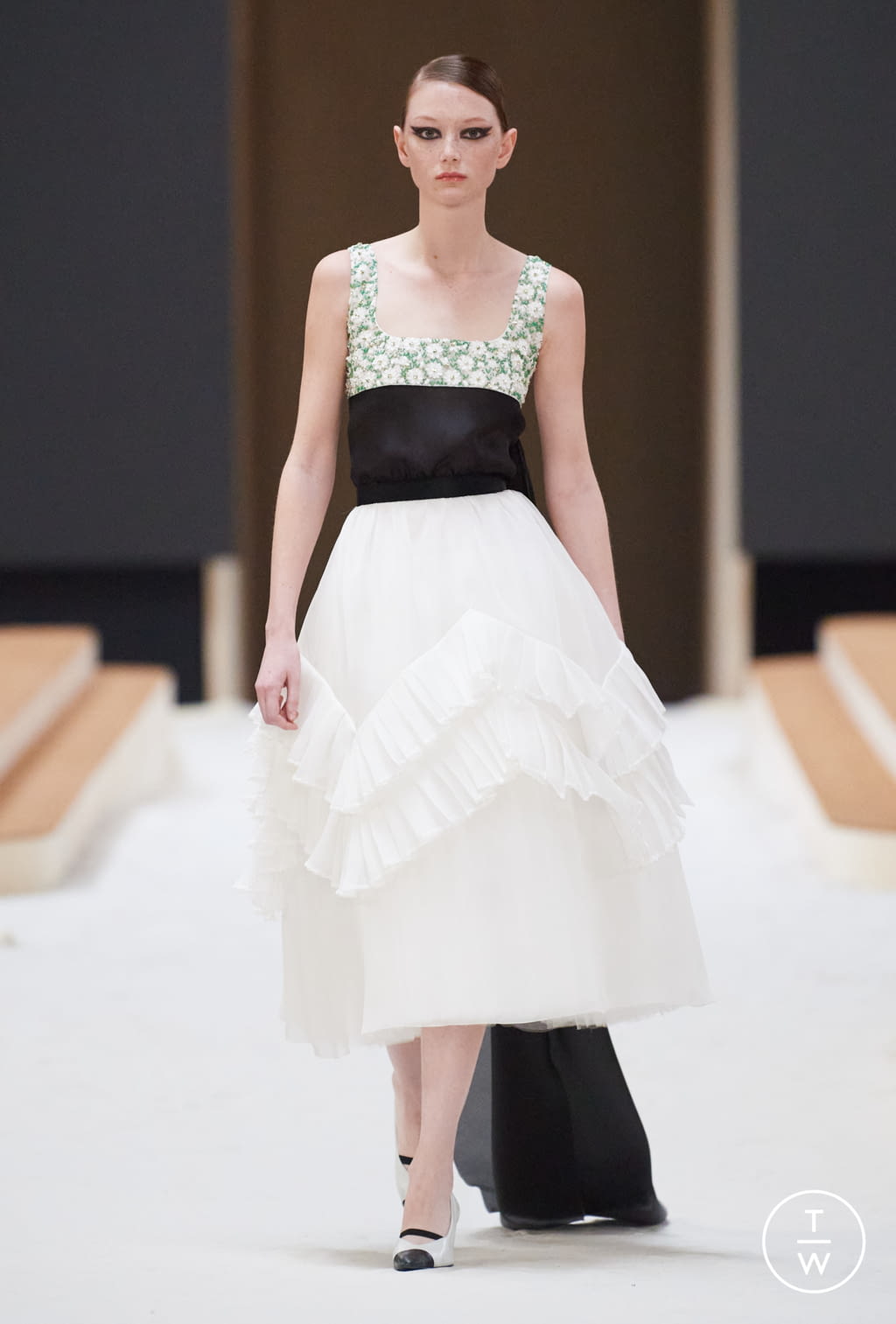 Fashion Week Paris Spring/Summer 2022 look 43 from the Chanel collection couture