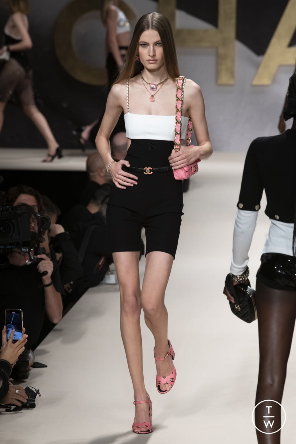 Fashion Week Paris Spring/Summer 2022 look 7 from the Chanel collection womenswear