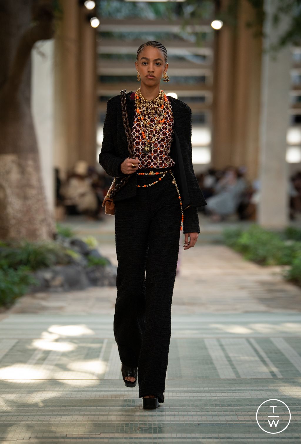 Fashion Week Paris Pre-Fall 2023 look 4 from the Chanel Métiers d'Art collection womenswear