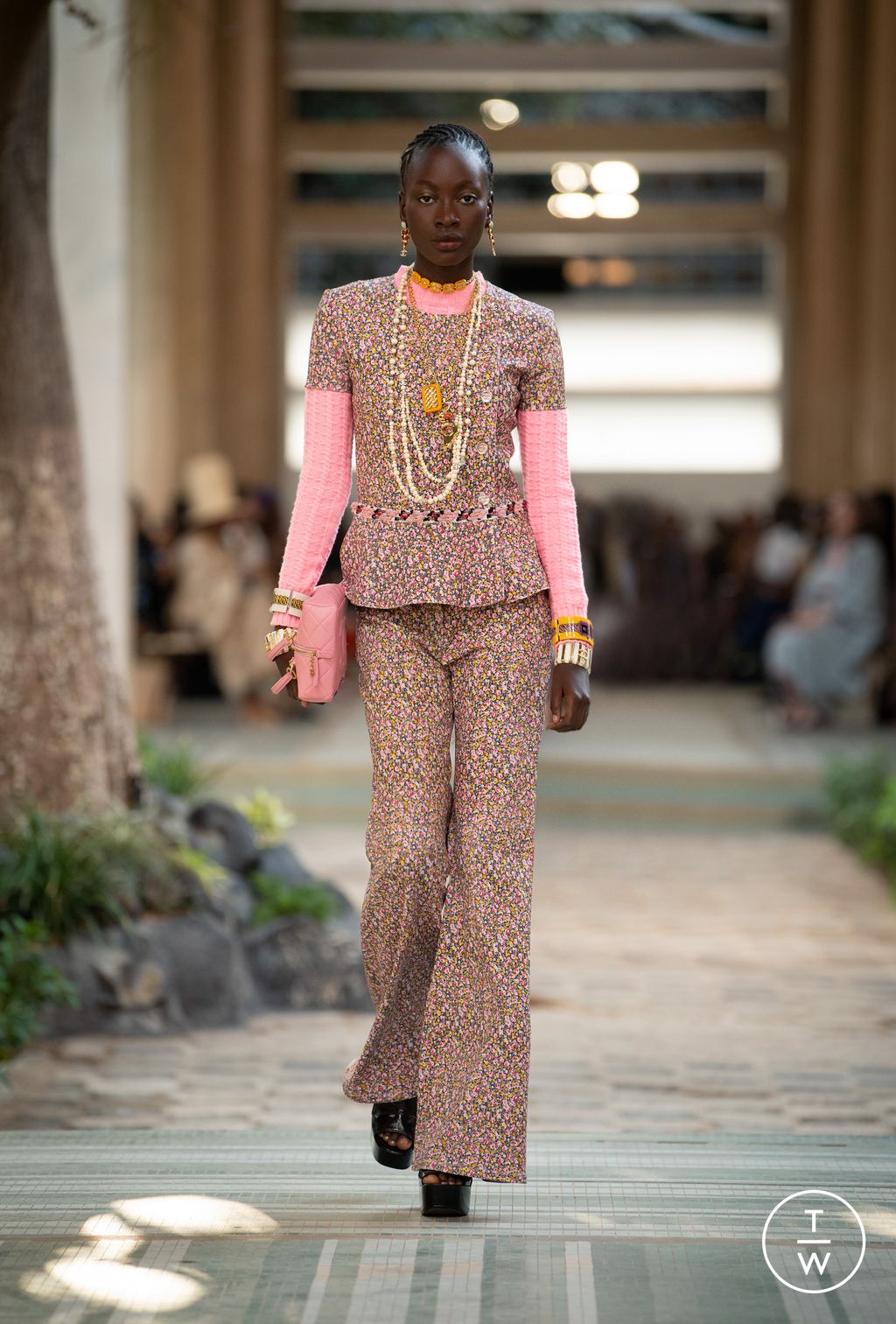 Fashion Week Paris Pre-Fall 2023 look 13 from the Chanel Métiers d'Art collection womenswear