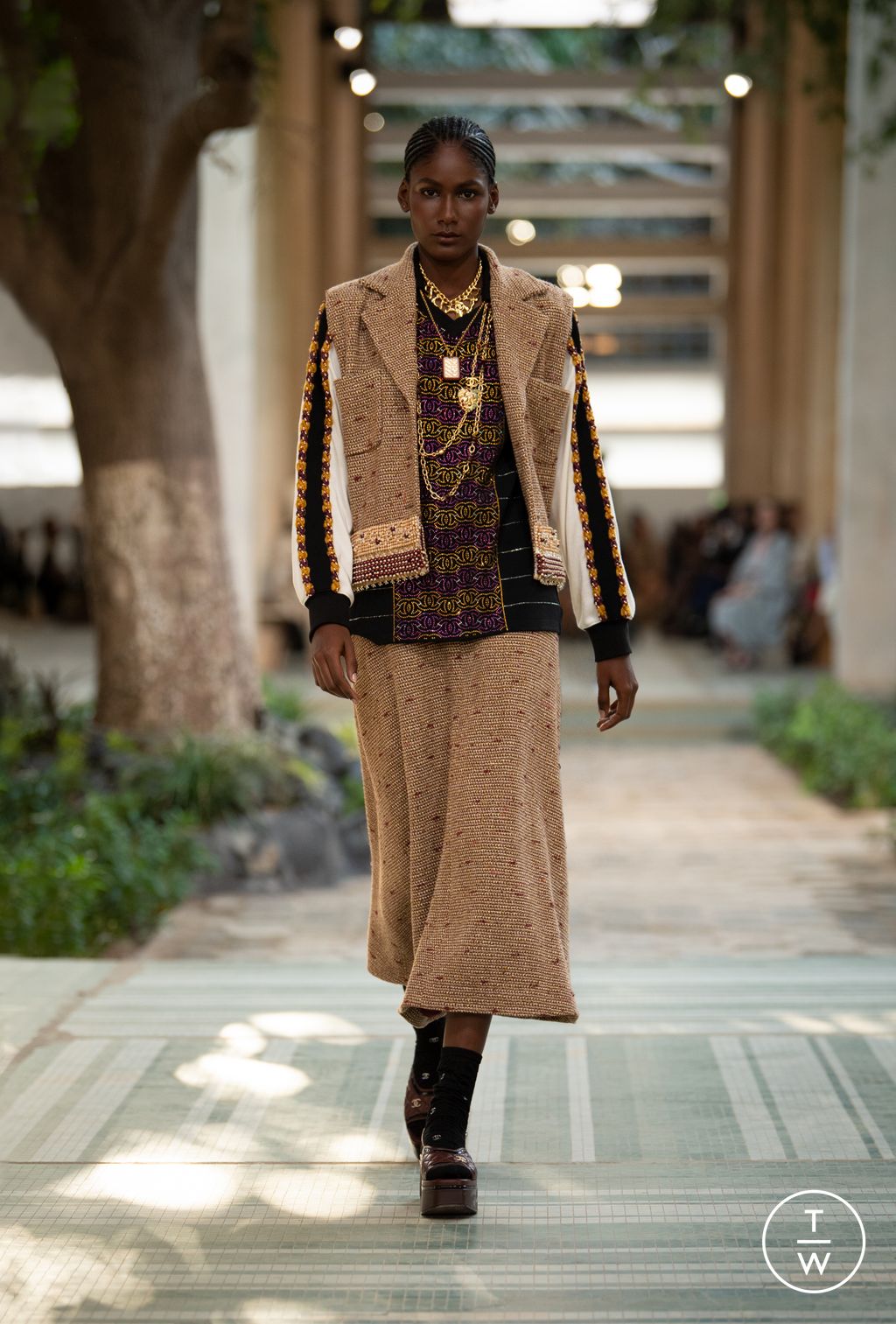 Fashion Week Paris Pre-Fall 2023 look 17 from the Chanel Métiers d'Art collection womenswear