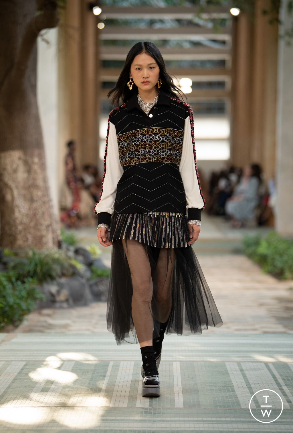 Fashion Week Paris Pre-Fall 2023 look 18 from the Chanel Métiers d'Art collection womenswear