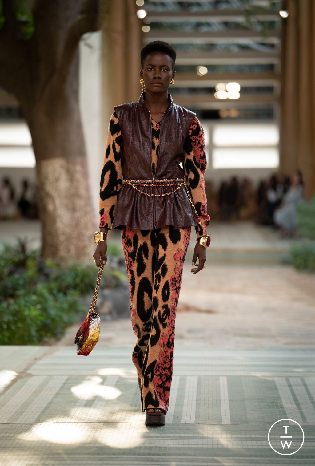 Fashion Week Paris Pre-Fall 2023 look 20 from the Chanel Métiers d'Art collection womenswear