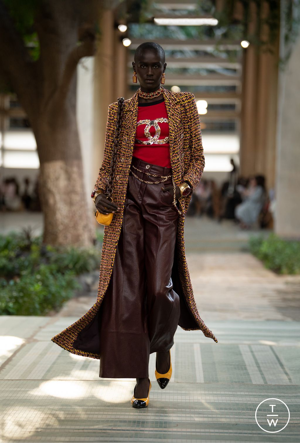 Fashion Week Paris Pre-Fall 2023 look 23 from the Chanel Métiers d'Art collection womenswear