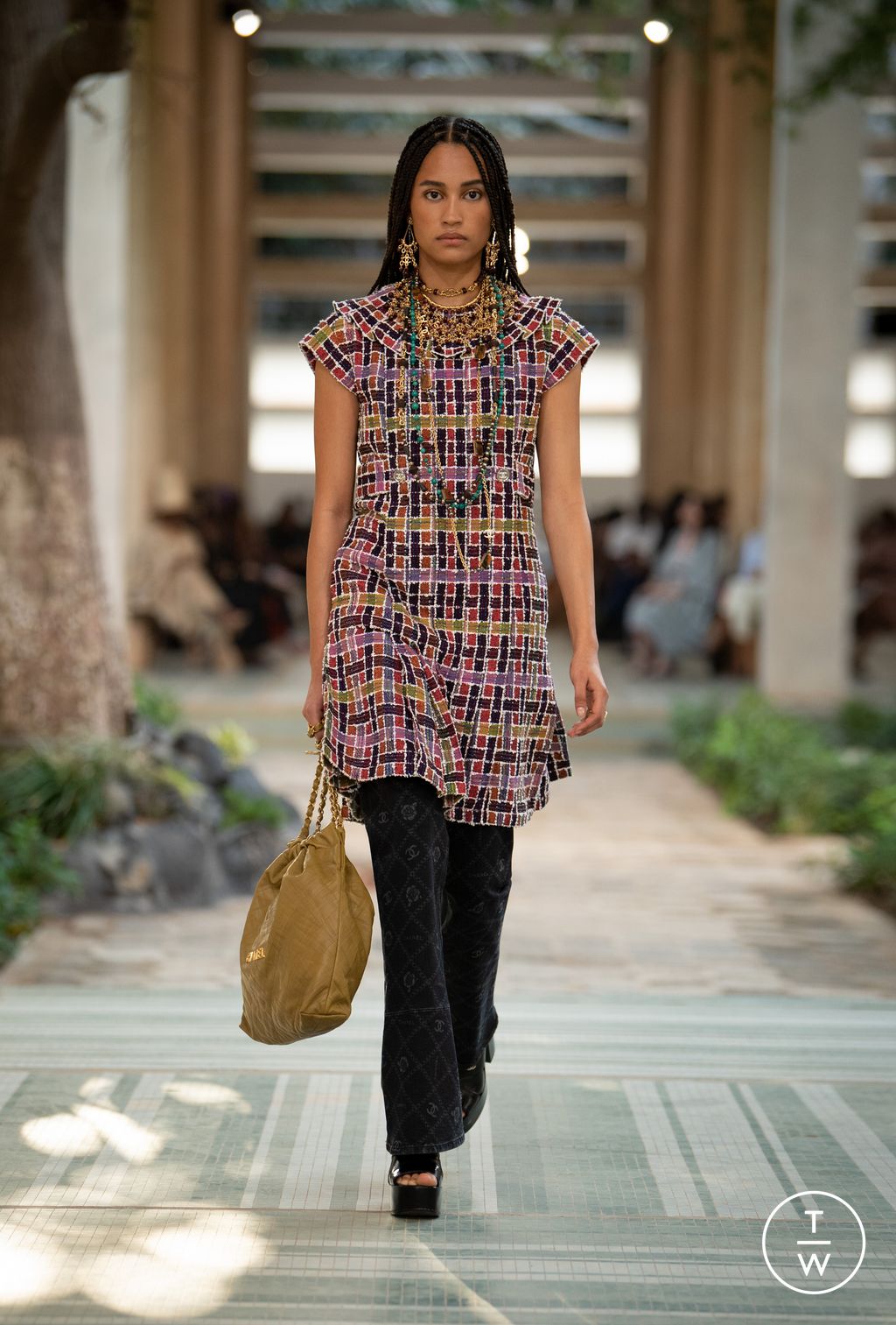 Fashion Week Paris Pre-Fall 2023 look 32 from the Chanel collection 女装