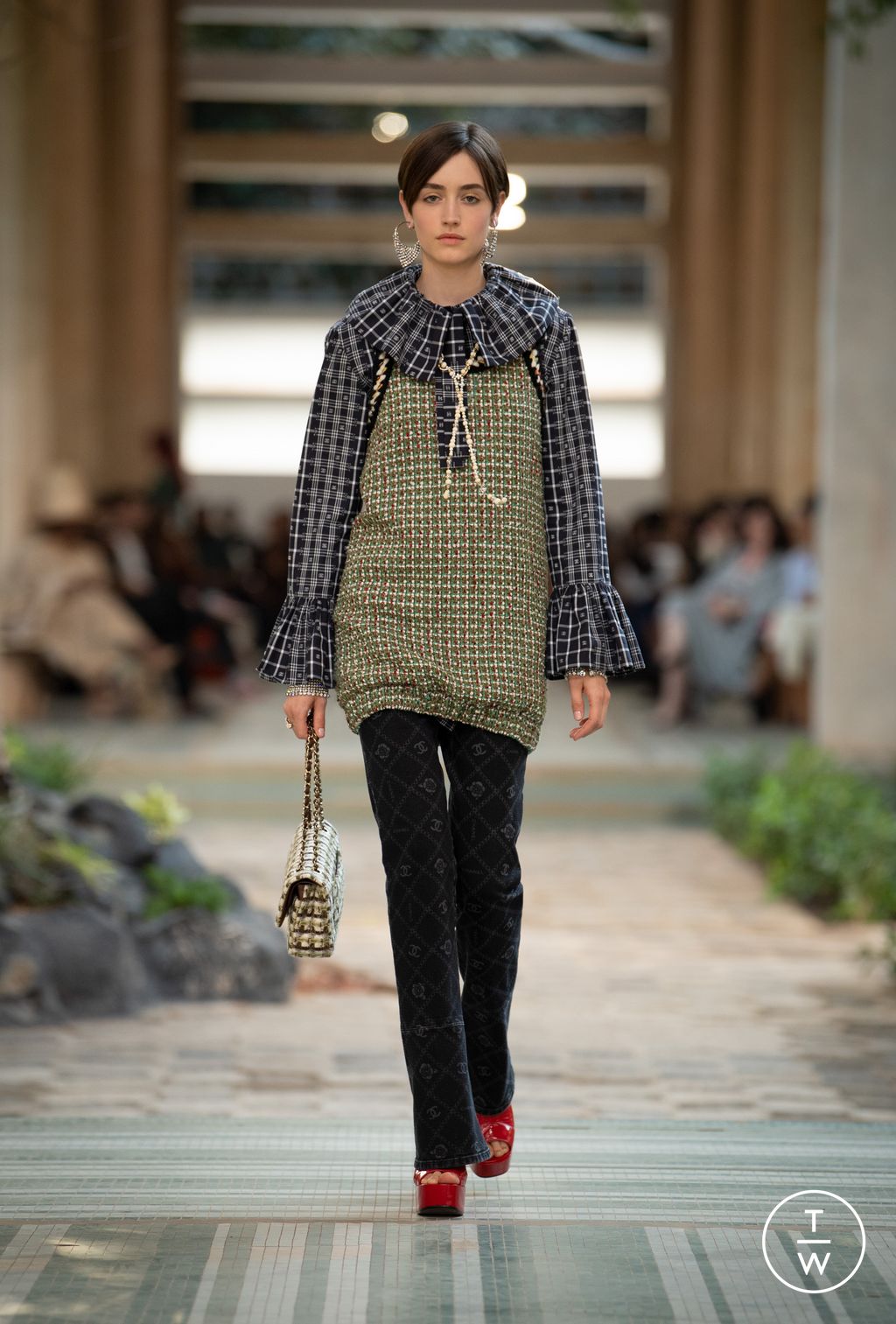 Fashion Week Paris Pre-Fall 2023 look 34 from the Chanel collection 女装