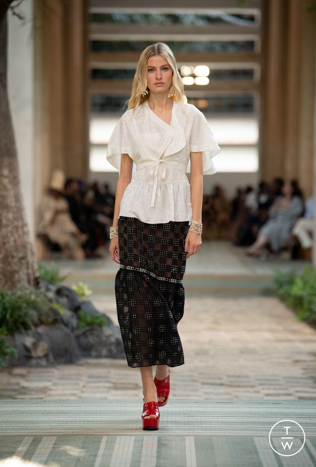 Chanel PreFall 2023 Show in Senegal  Chanel Drew Inspiration From the  70s For Its PreFall 2023 Show  POPSUGAR Fashion Photo 8