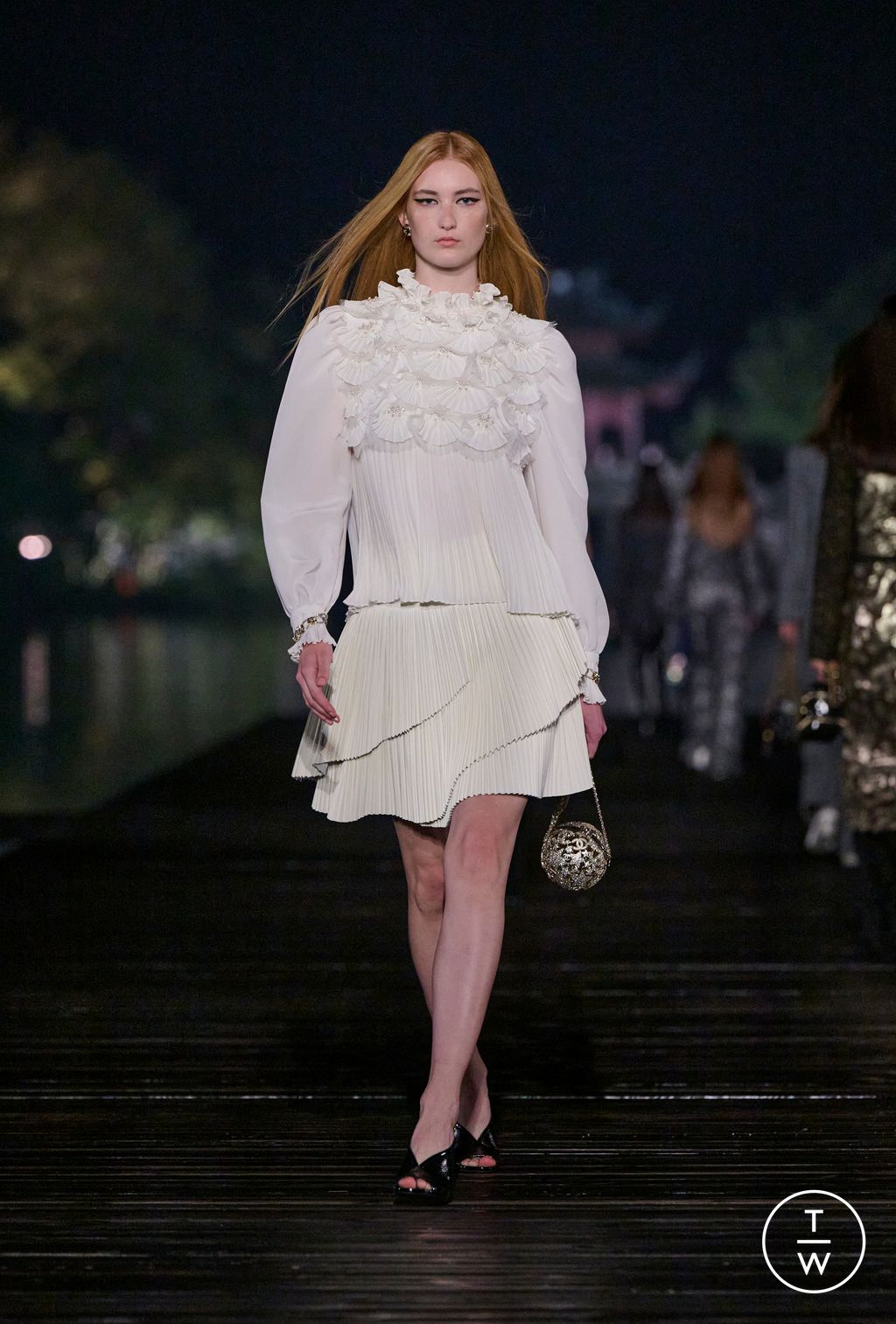 Fashion Week Paris Pre-Fall 2025 look 54 from the Chanel collection 女装