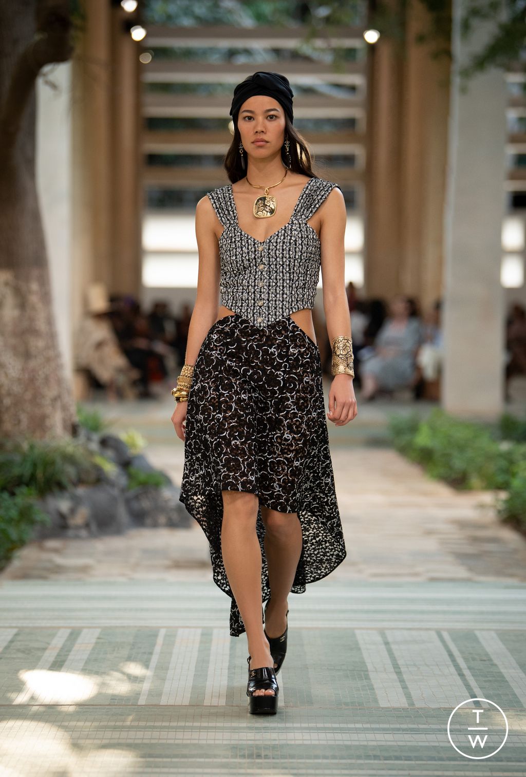 Fashion Week Paris Pre-Fall 2023 look 55 from the Chanel collection 女装
