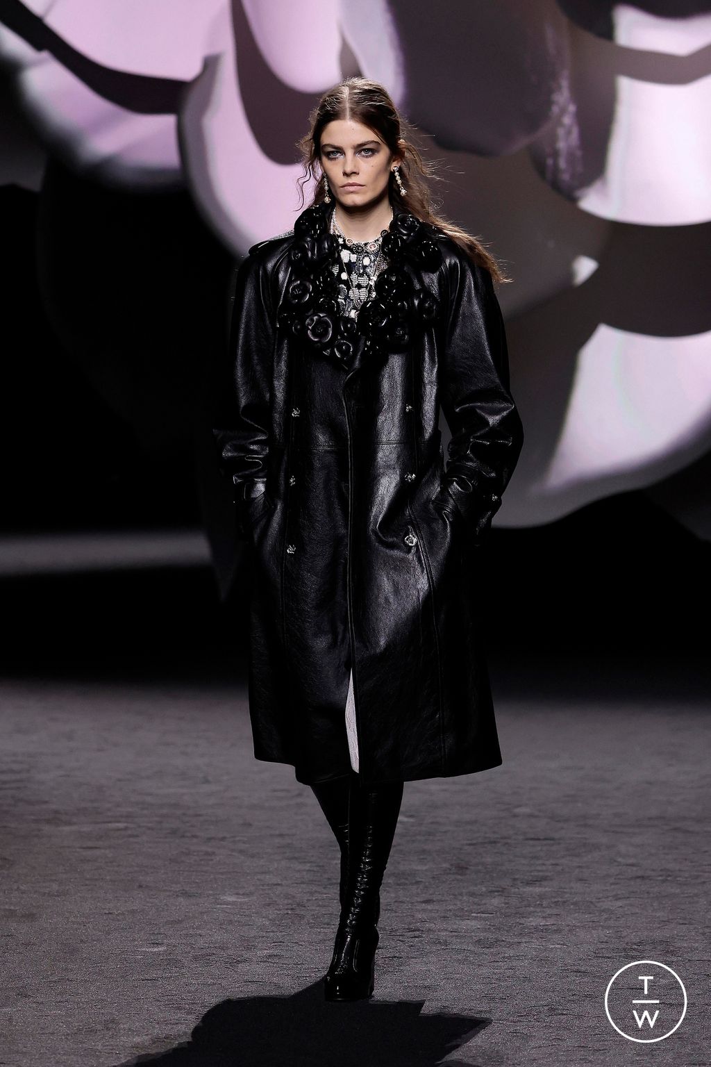 Fashion Week Paris Fall/Winter 2023 look 2 de la collection Chanel womenswear