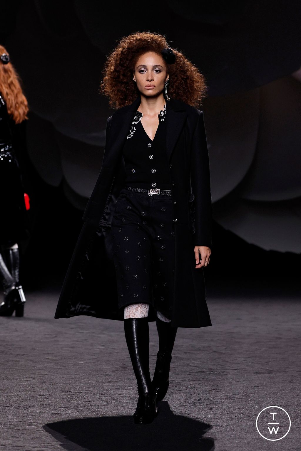 Fashion Week Paris Fall/Winter 2023 look 6 from the Chanel collection womenswear