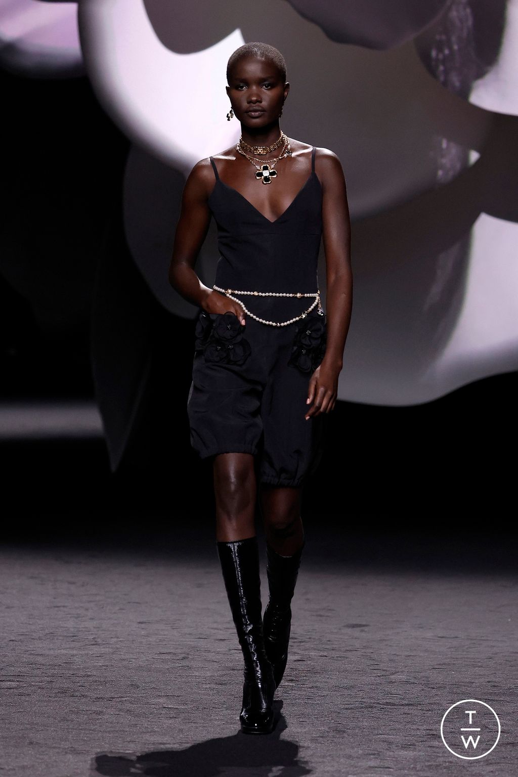Fashion Week Paris Fall/Winter 2023 look 7 de la collection Chanel womenswear