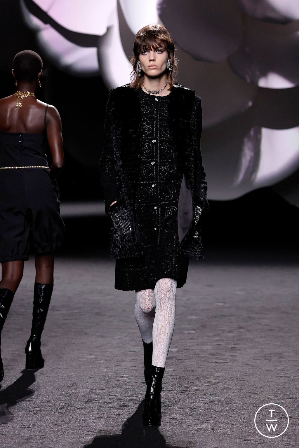 Fashion Week Paris Fall/Winter 2023 look 8 de la collection Chanel womenswear