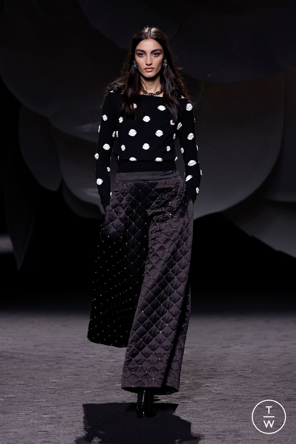 Fashion Week Paris Fall/Winter 2023 look 12 de la collection Chanel womenswear
