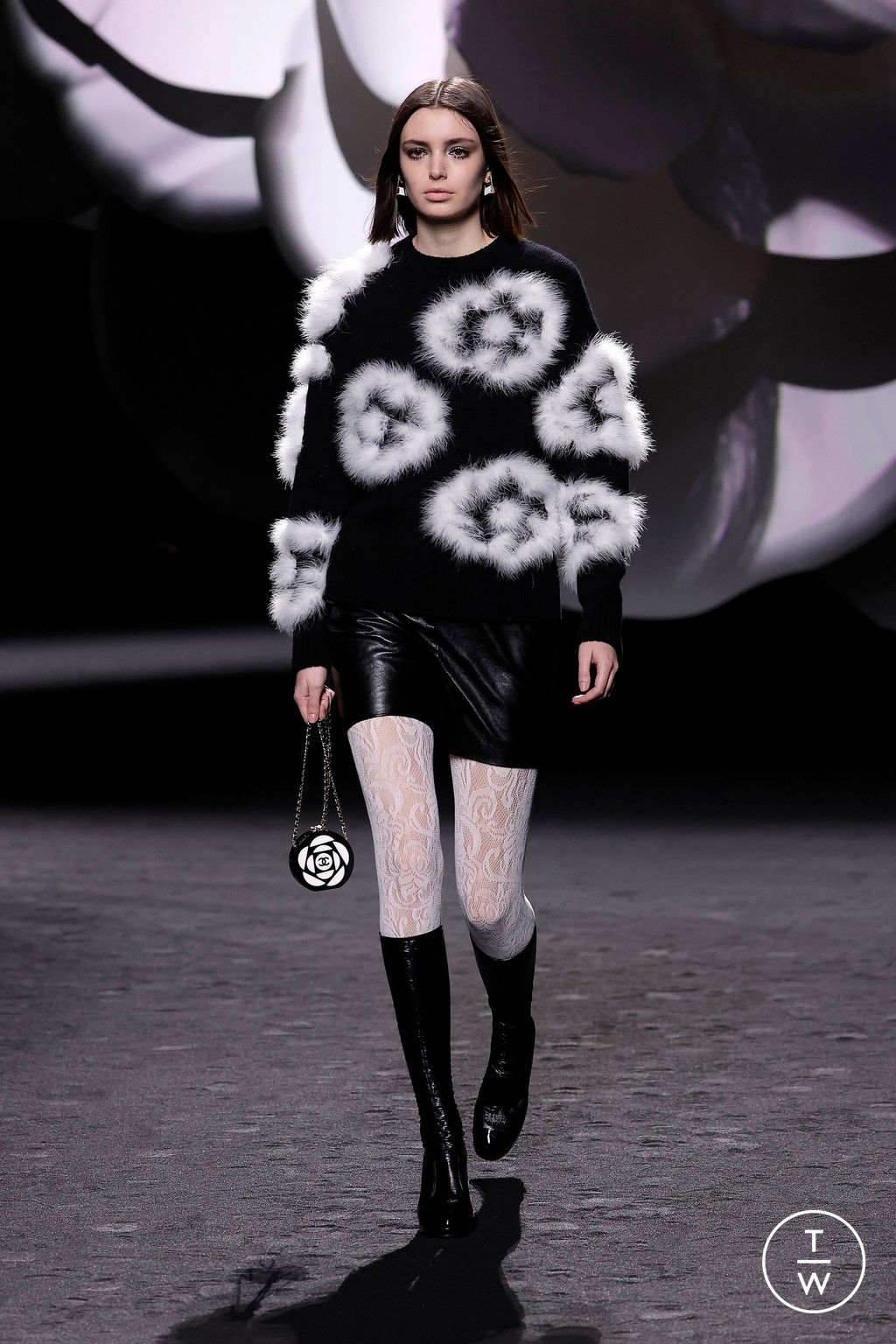 Fashion Week Paris Fall/Winter 2023 look 17 de la collection Chanel womenswear