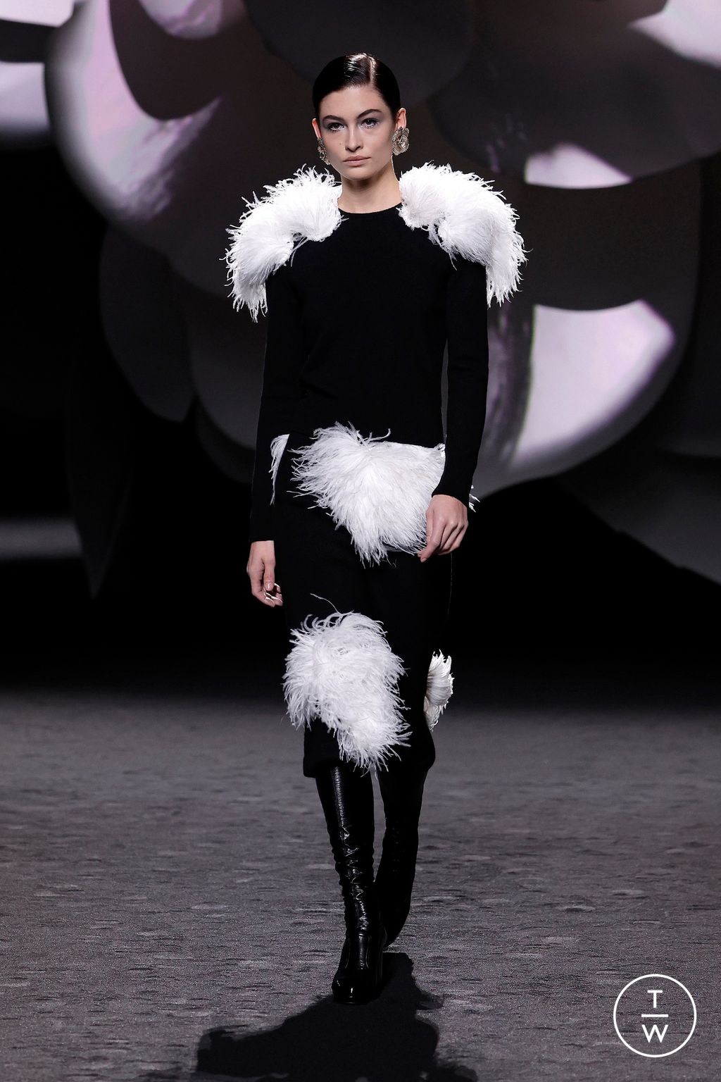 Fashion Week Paris Fall/Winter 2023 look 18 from the Chanel collection womenswear