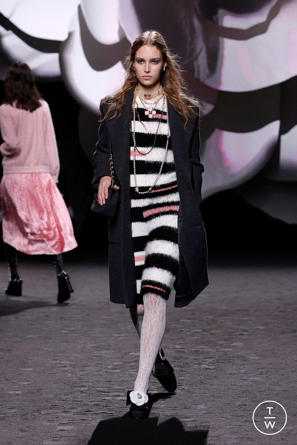 Fashion Week Paris Fall/Winter 2023 look 20 de la collection Chanel womenswear