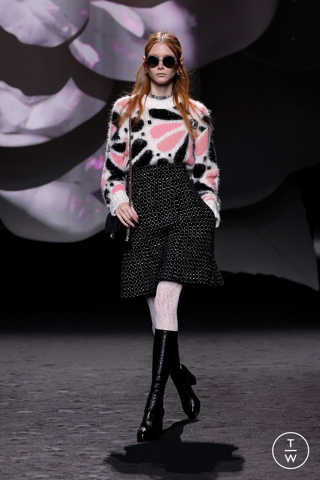 Fashion Week Paris Fall/Winter 2023 look 22 from the Chanel collection womenswear