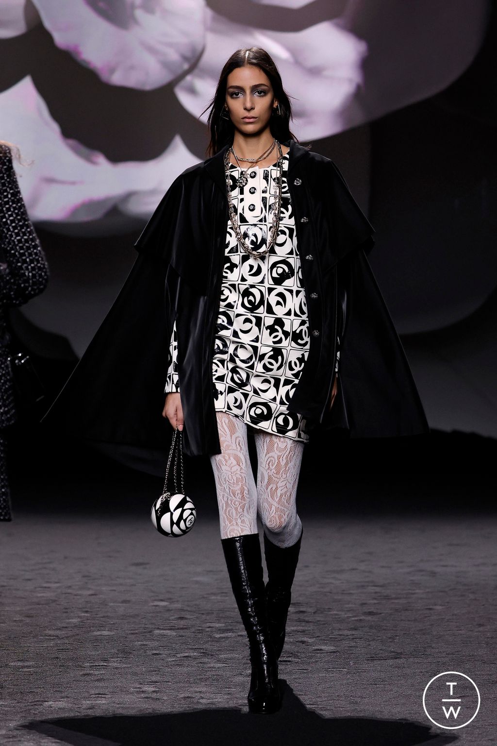 Fashion Week Paris Fall/Winter 2023 look 24 de la collection Chanel womenswear