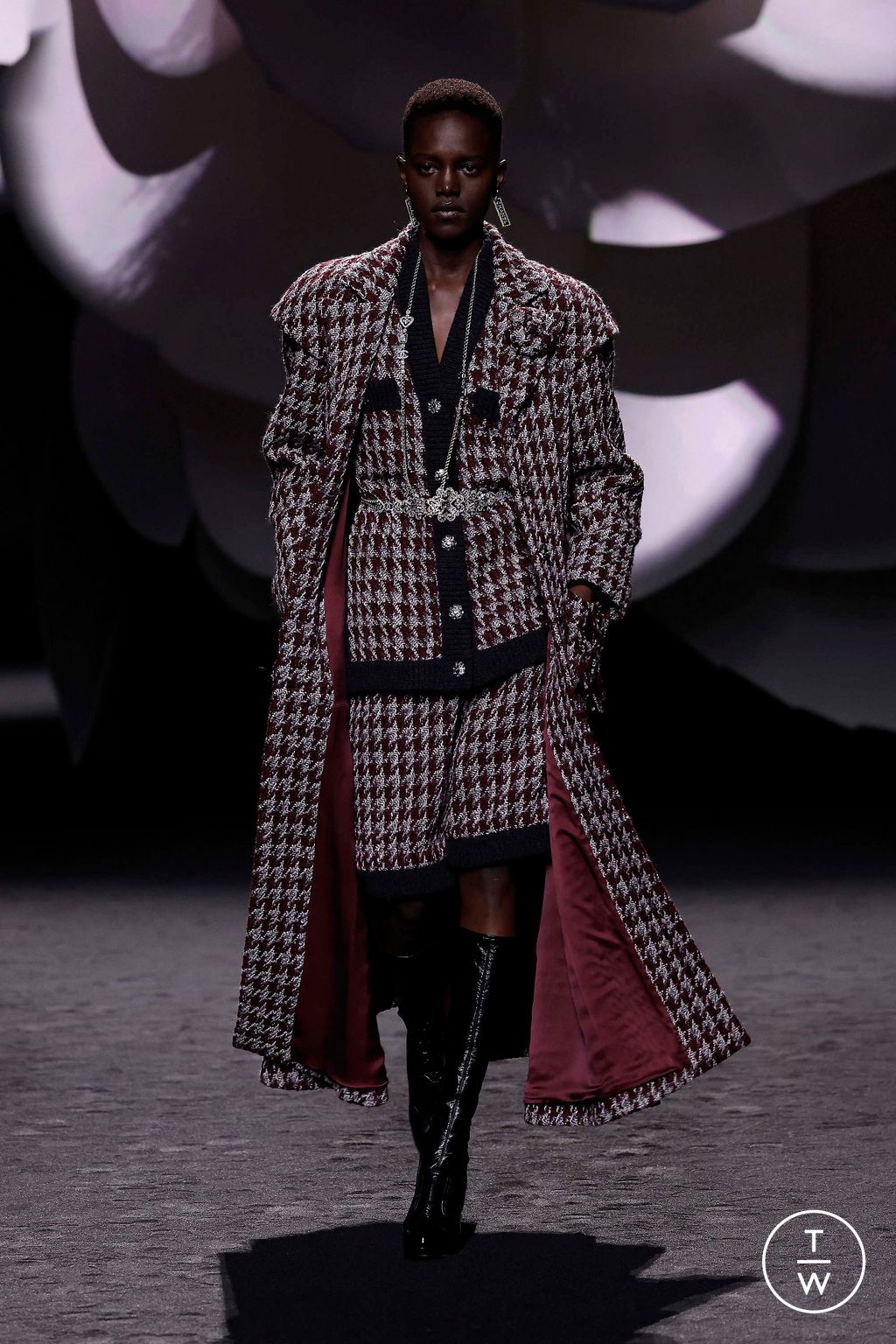 Fashion Week Paris Fall/Winter 2023 look 28 from the Chanel collection womenswear