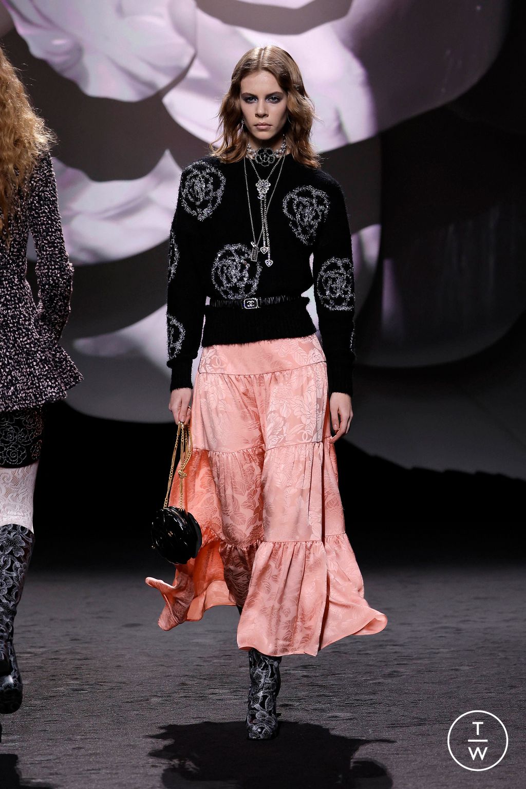 Fashion Week Paris Fall/Winter 2023 look 32 de la collection Chanel womenswear