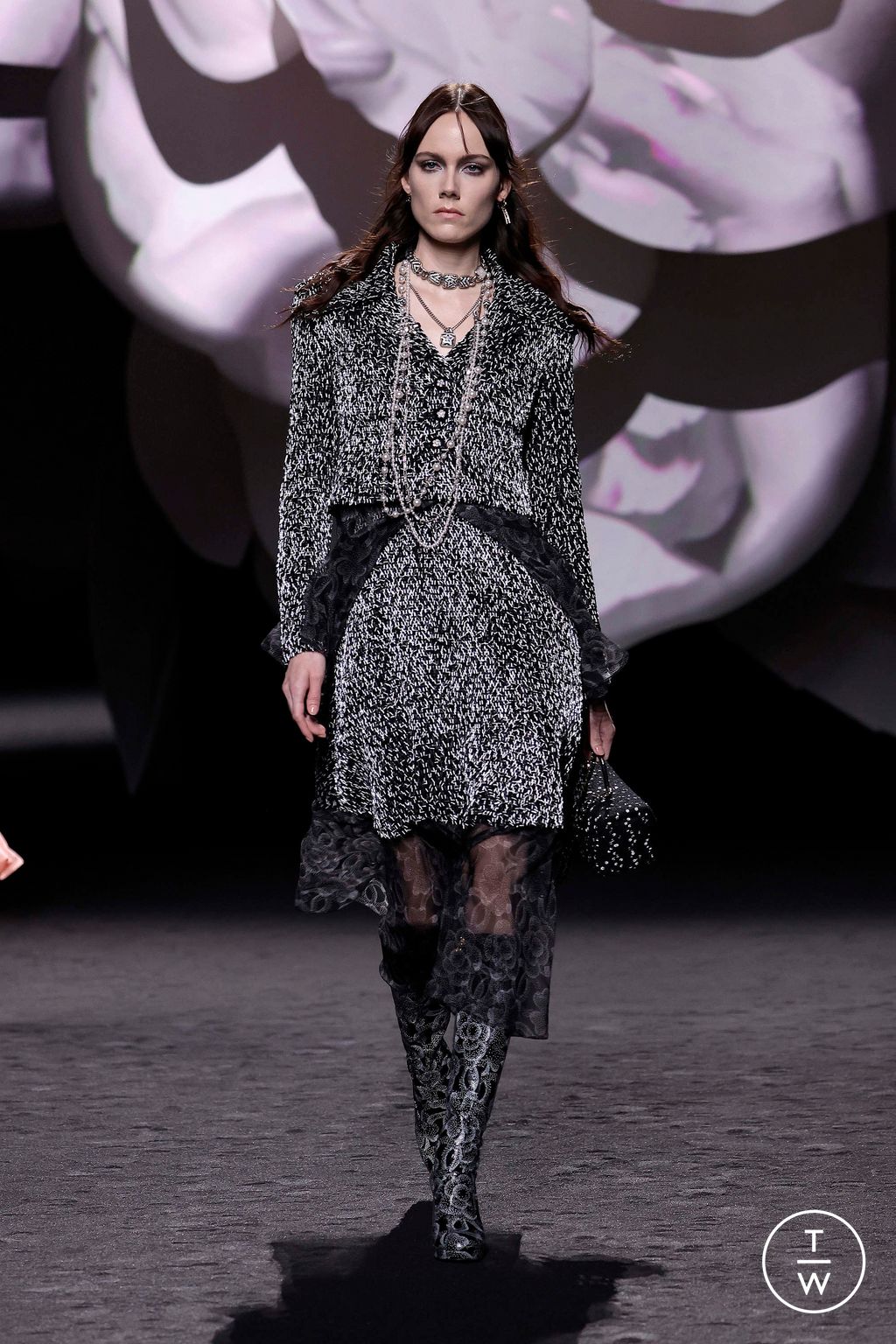 Fashion Week Paris Fall/Winter 2023 look 33 de la collection Chanel womenswear