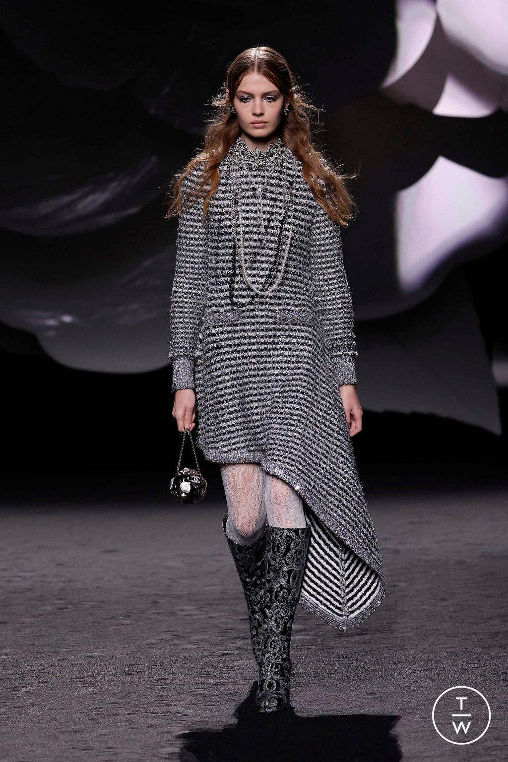 Fashion Week Paris Fall/Winter 2023 look 34 from the Chanel collection womenswear