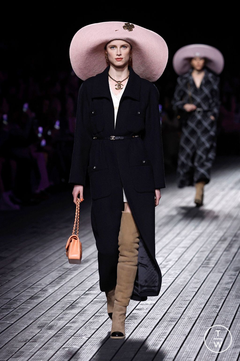 Fashion Week Paris Fall/Winter 2024 look 1 de la collection Chanel womenswear