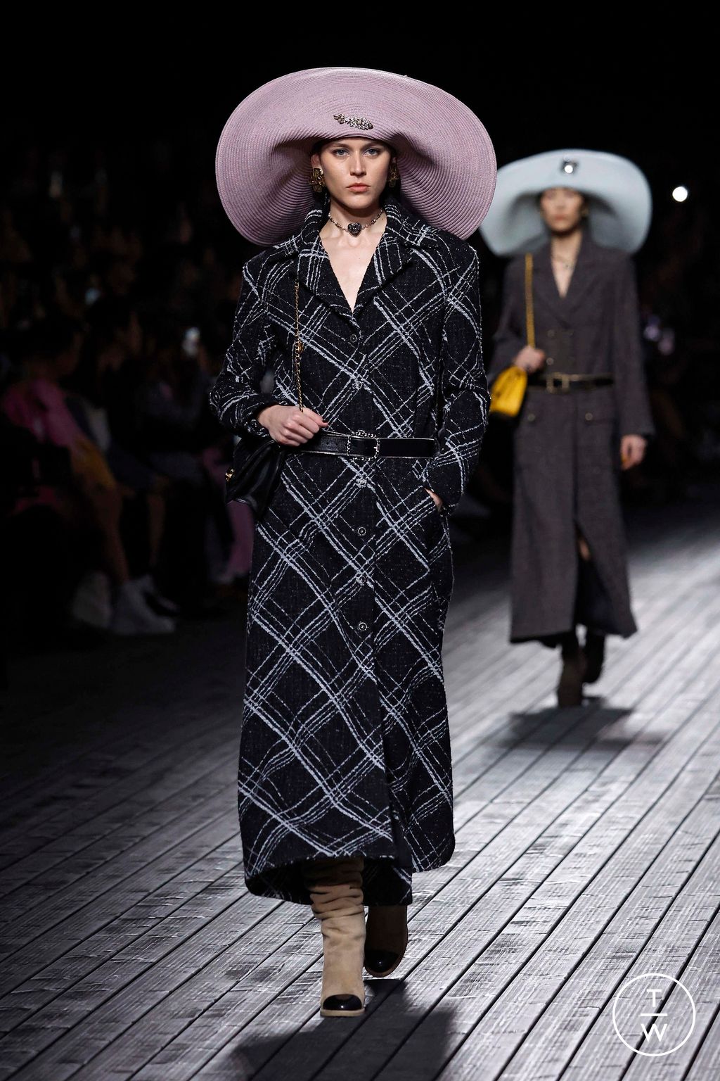 Fashion Week Paris Fall/Winter 2024 look 2 de la collection Chanel womenswear
