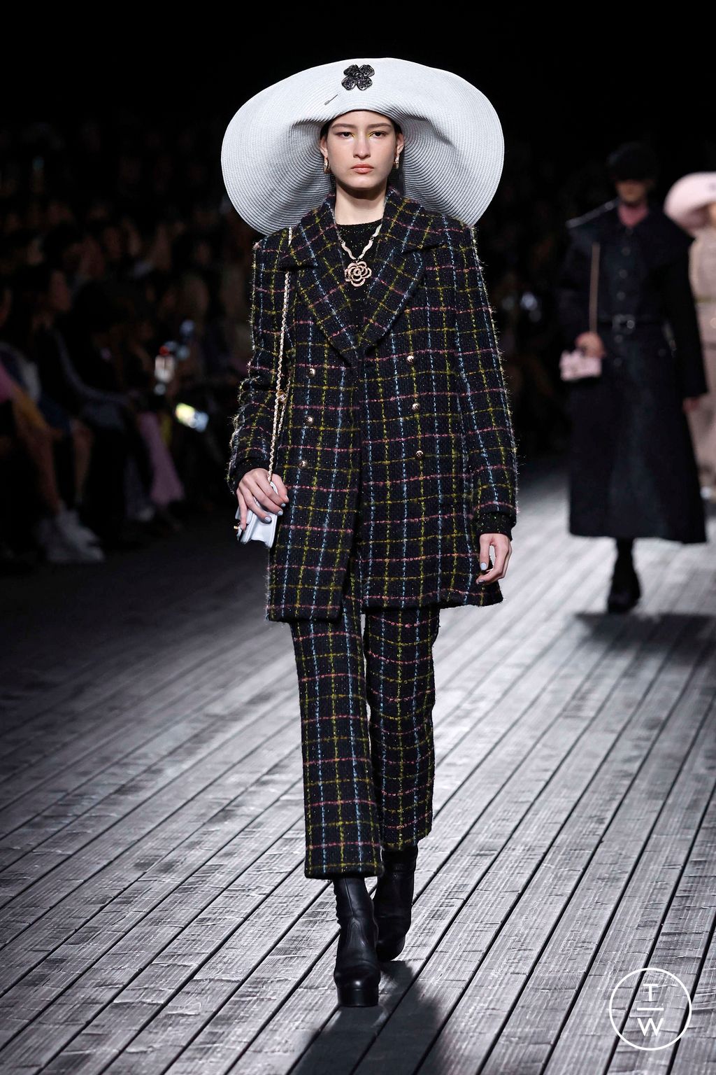 Fashion Week Paris Fall/Winter 2024 look 11 de la collection Chanel womenswear
