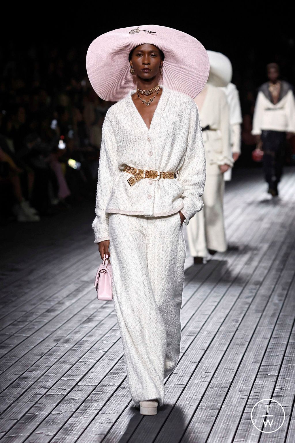 Fashion Week Paris Fall/Winter 2024 look 14 from the Chanel collection 女装