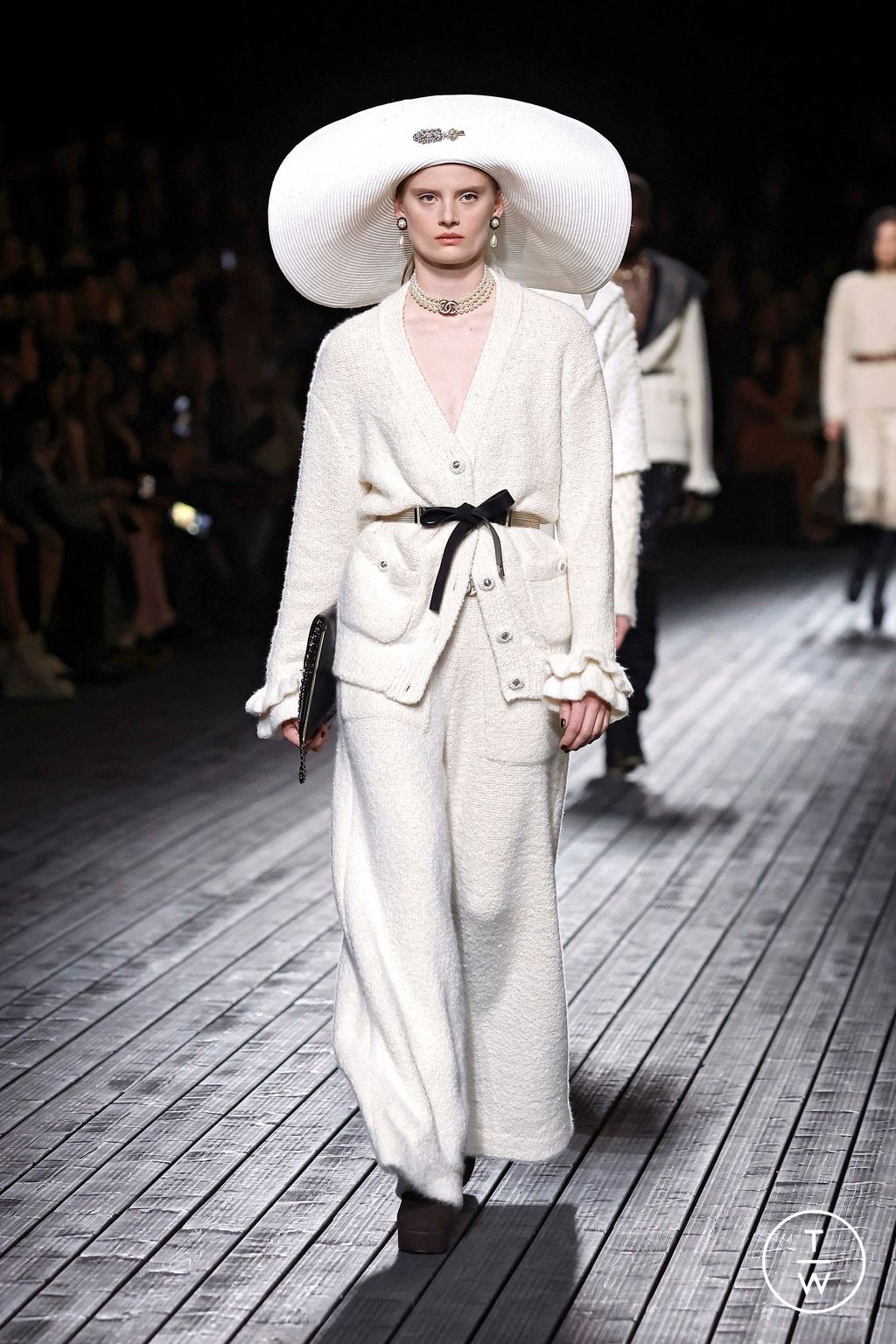 Fashion Week Paris Fall/Winter 2024 look 15 de la collection Chanel womenswear